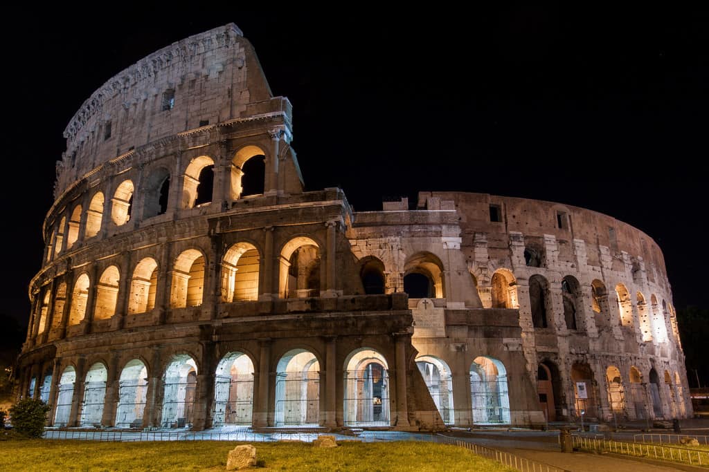 Il Colosseo di sera, una delle atttrazioni principali di Roma