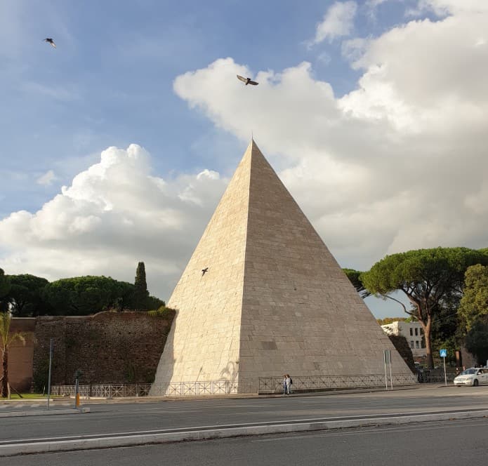 Visitare Posti insoliti a Roma: la piramide Cestia