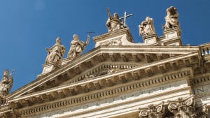 Il timpano della Basilica di San Giovanni in Laterano a Roma