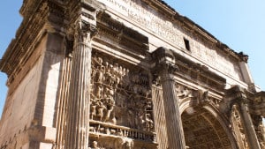 Visitare Roma: l'imponente arco di Costantino